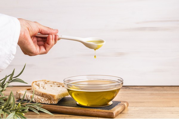 Olivenöl für die Haare: Wirkung und Anwendung