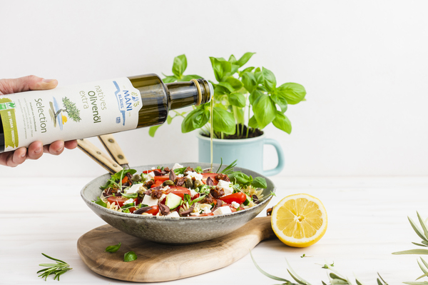 Mediterraner Nudelsalat zubereitet mit MANI Olivenöl und MANI Oliven